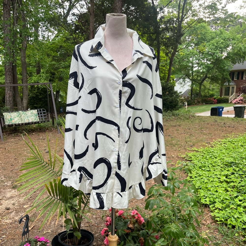 Curvy Chic Tunic Button Up, Long Sleeve, 3X, Cream + Black Abstract Print, EUC